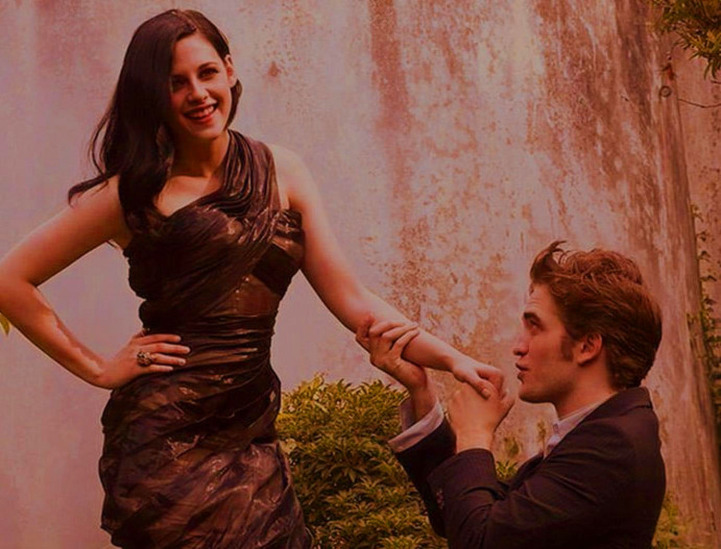 Twilight: Edward proposes to Bella with the 'vassal's kiss'. 