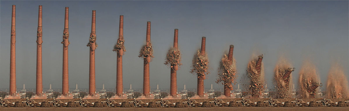 Blasting_of_a_chimney_at_the_former_Henninger_Brewery_in_Frankfurt_am_Main,_Germany